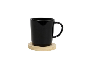 Tasse noire sur planche en bambou